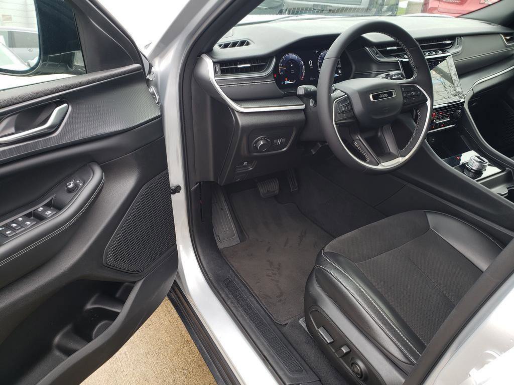 Used 2023 Jeep Grand Cherokee L Laredo image 17