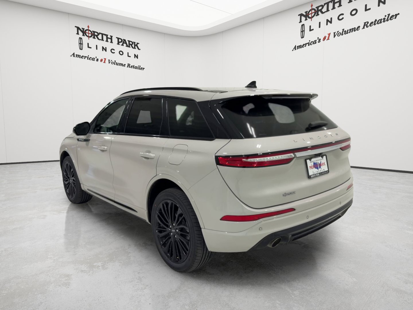 Used 2024 Lincoln Corsair Reserve w/ Equipment Group 201A AWD/4WD image 3