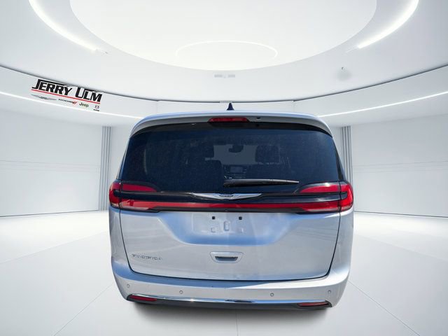 Used 2024 Chrysler Pacifica Touring-L image 4