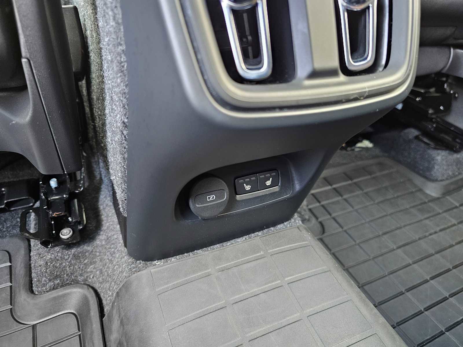 Used 2025 Volvo XC40 B5 Plus w/ Climate Package AWD/4WD image 24