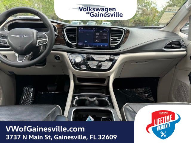 Used 2024 Chrysler Pacifica Limited FWD image 13