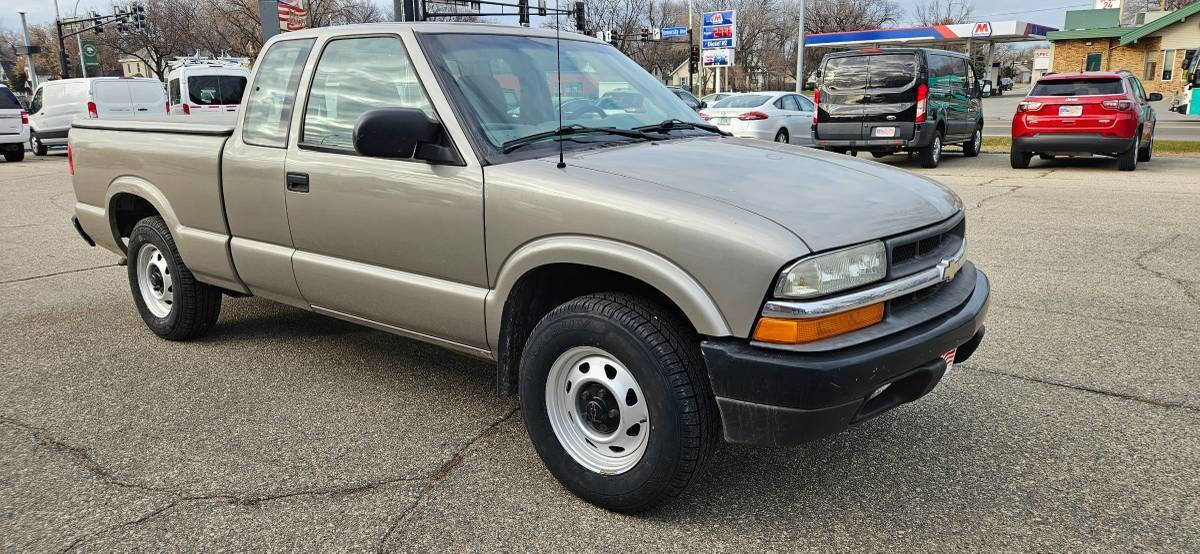 Used 2003 Chevrolet S10 Pickup 4x4 Extended Cab w/ Cold Climate Package image 3