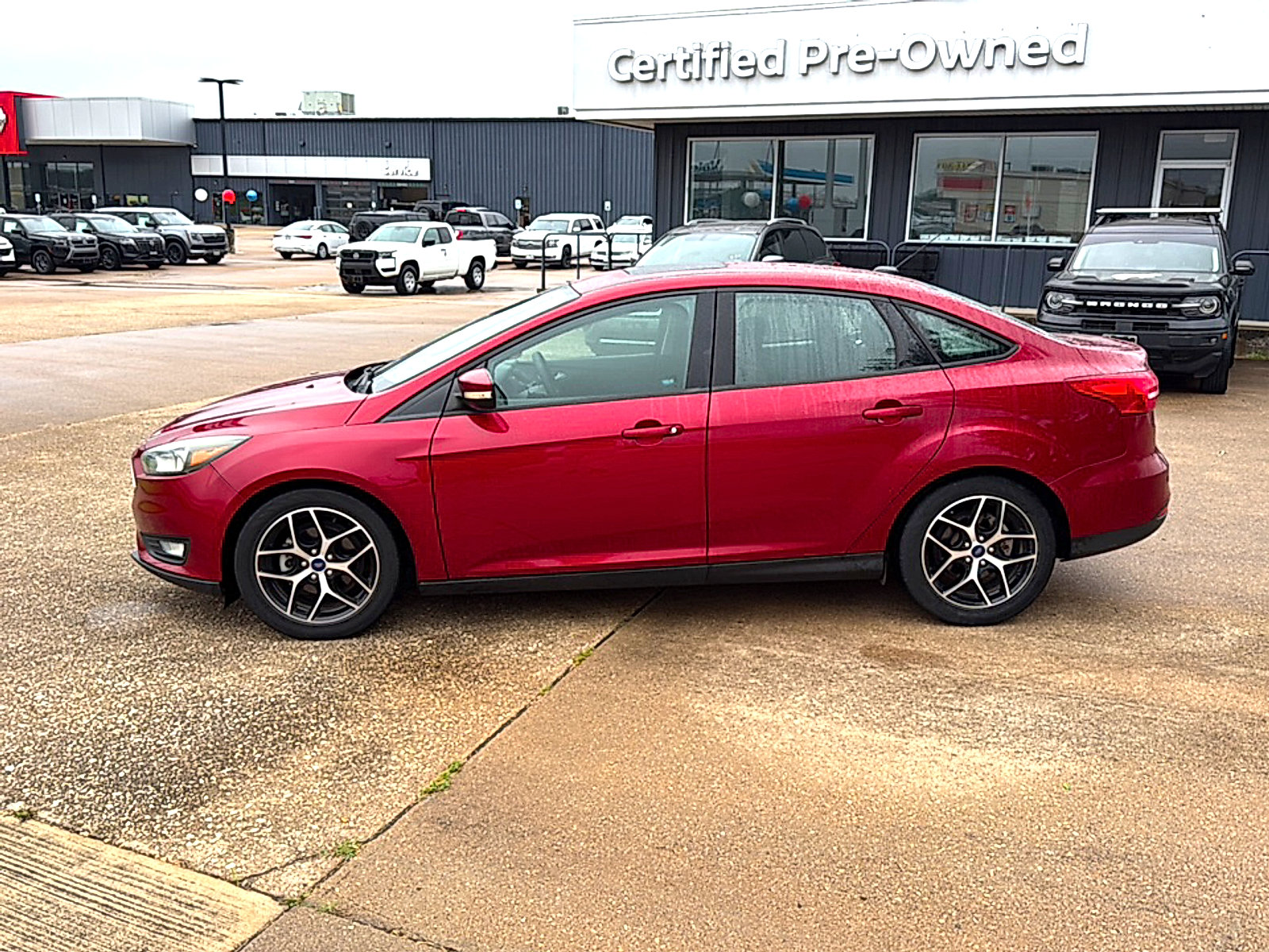 Used 2017 Ford Focus SEL FWD image 2