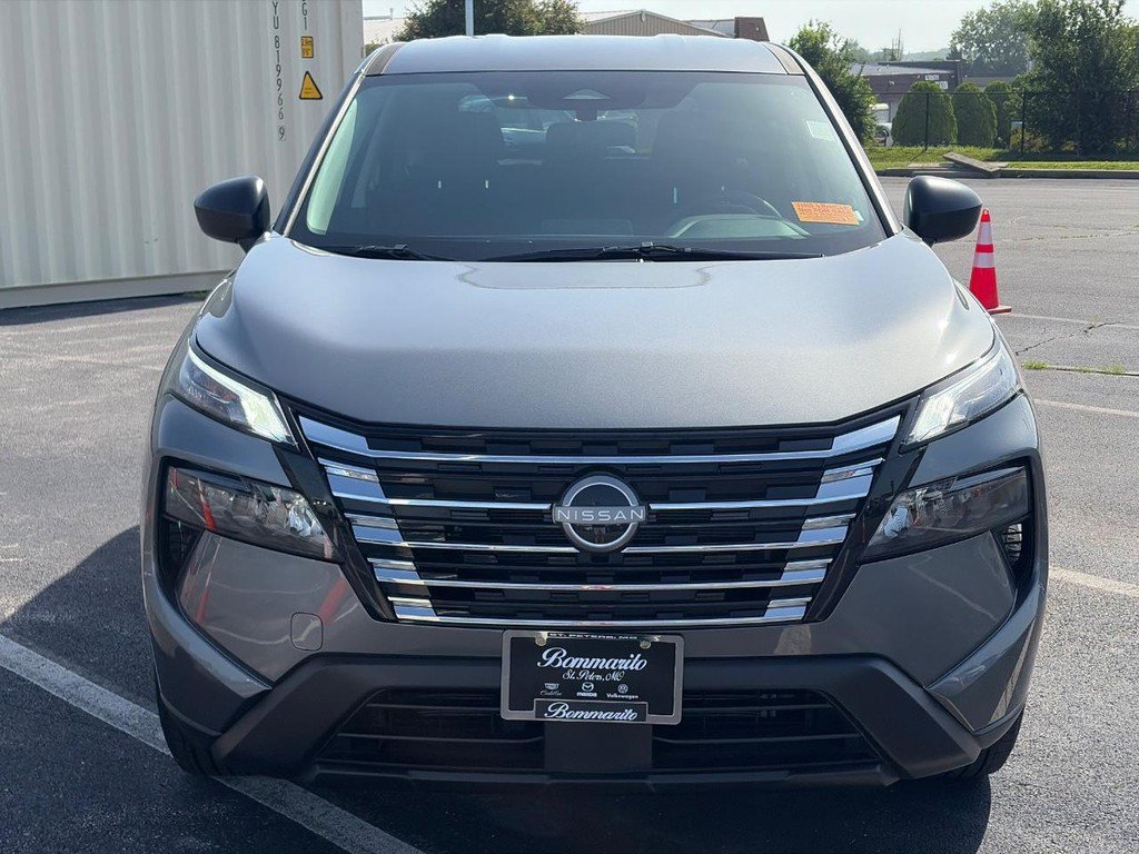 Used 2025 Nissan Rogue S FWD image 2