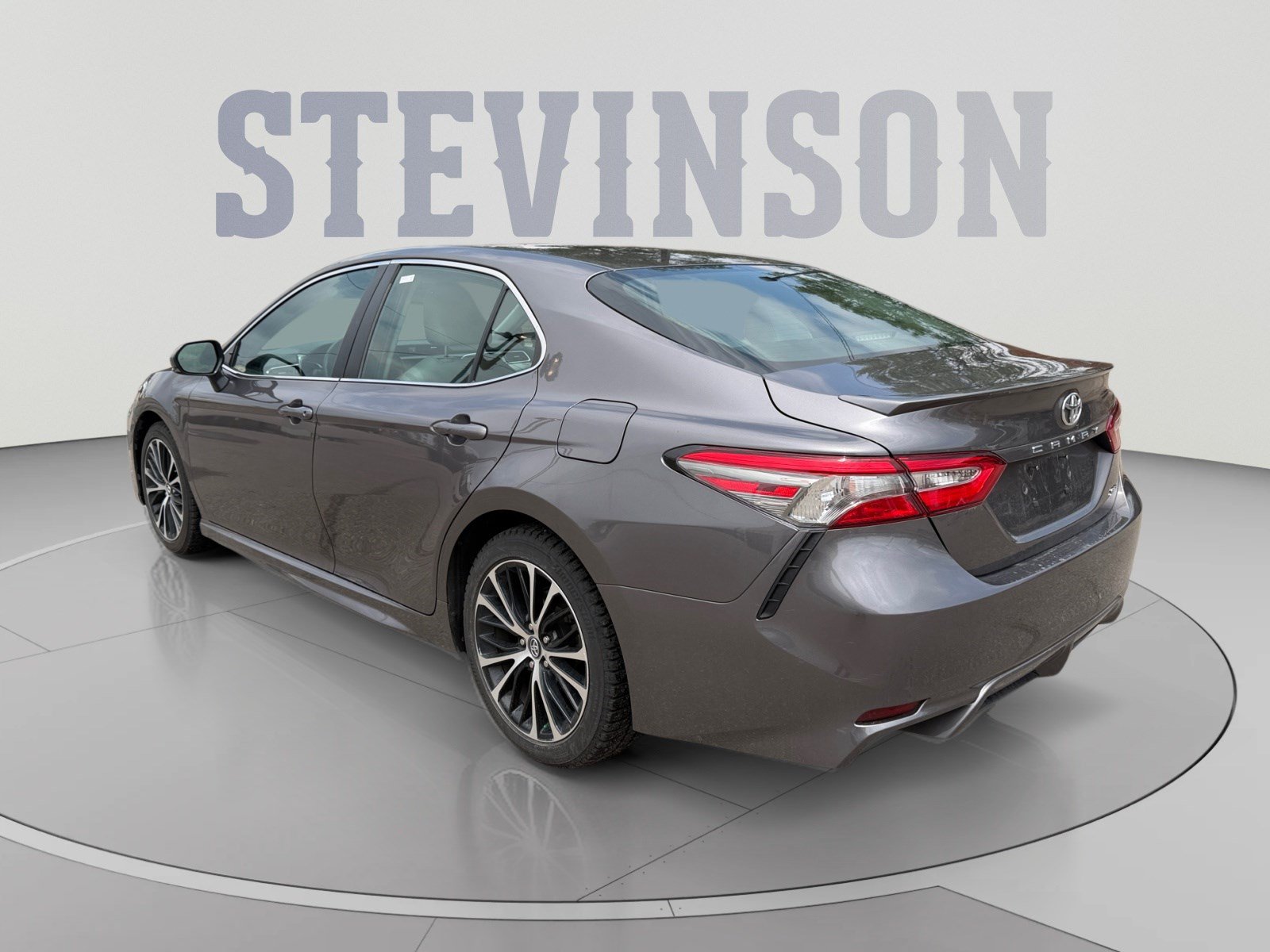 Used 2018 Toyota Camry SE w/ Moonroof Package FWD image 3