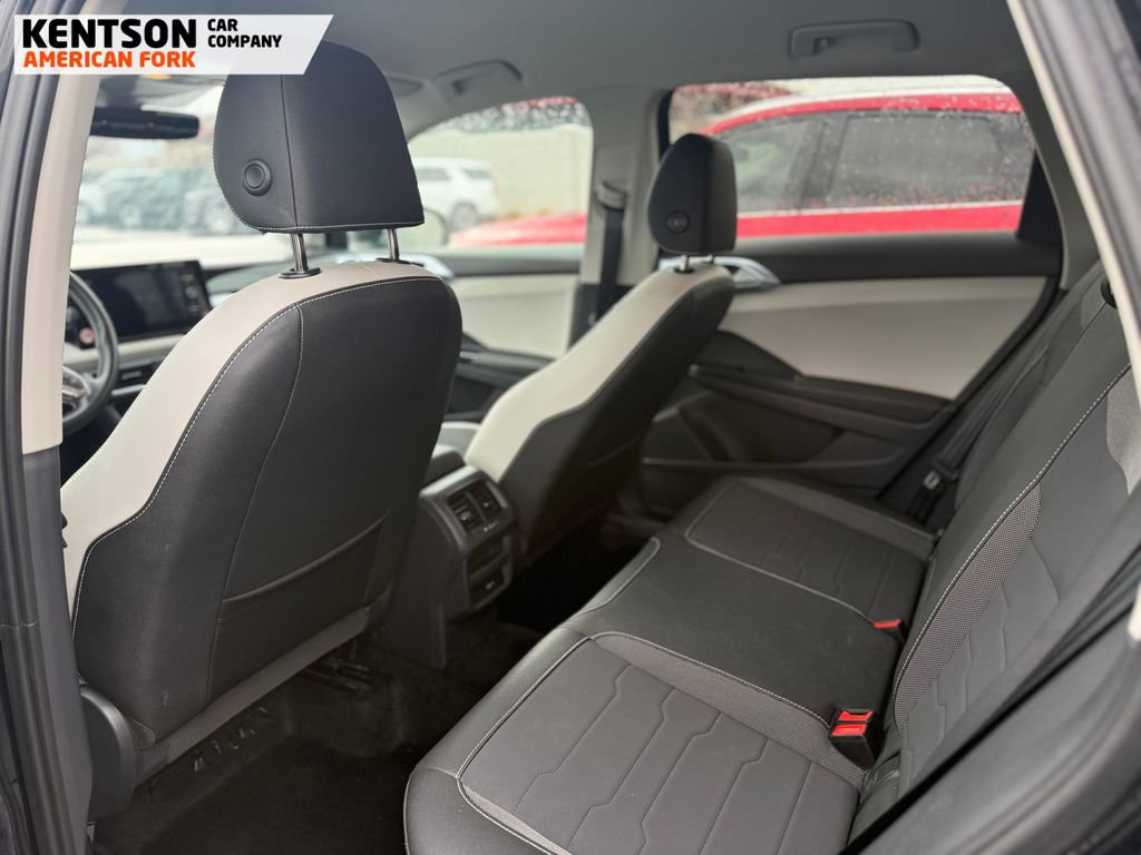 Used 2025 Volkswagen Taos SE image 4