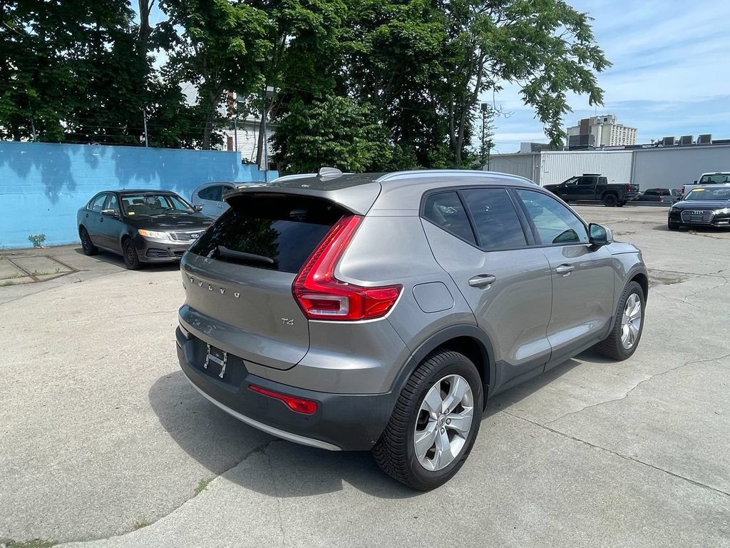 Used 2022 Volvo XC40 T4 Momentum FWD image 5
