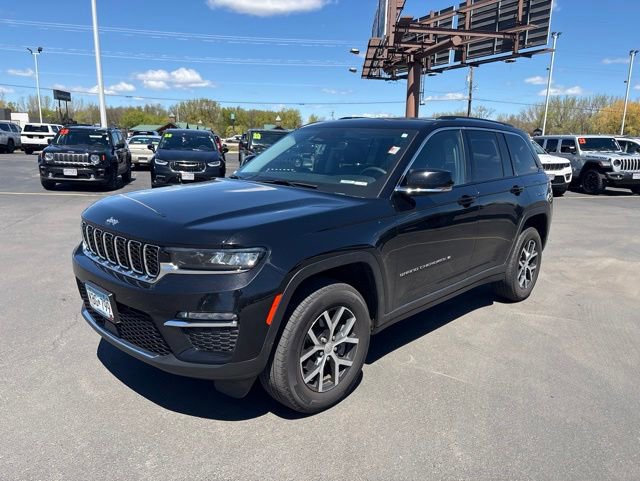 Used 2023 Jeep Grand Cherokee Limited w/ Trailer Tow Prep Group (B) AWD/4WD image 4