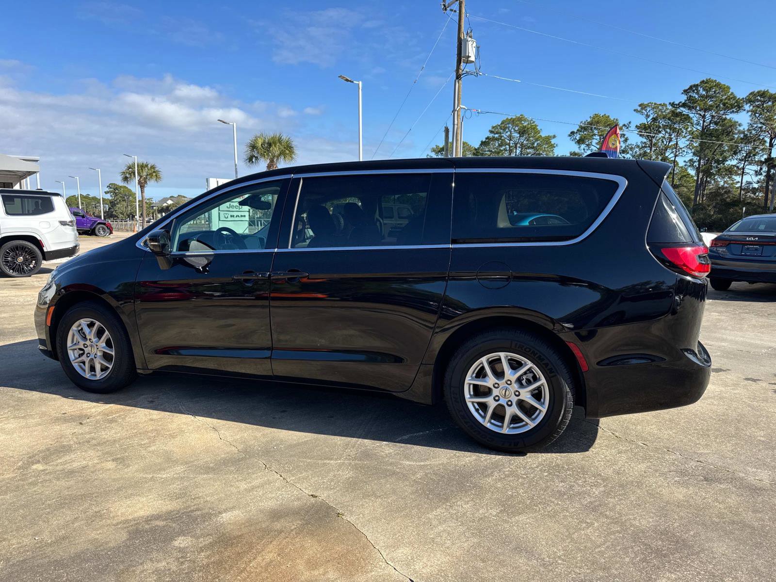 Used 2024 Chrysler Pacifica Touring-L image 5