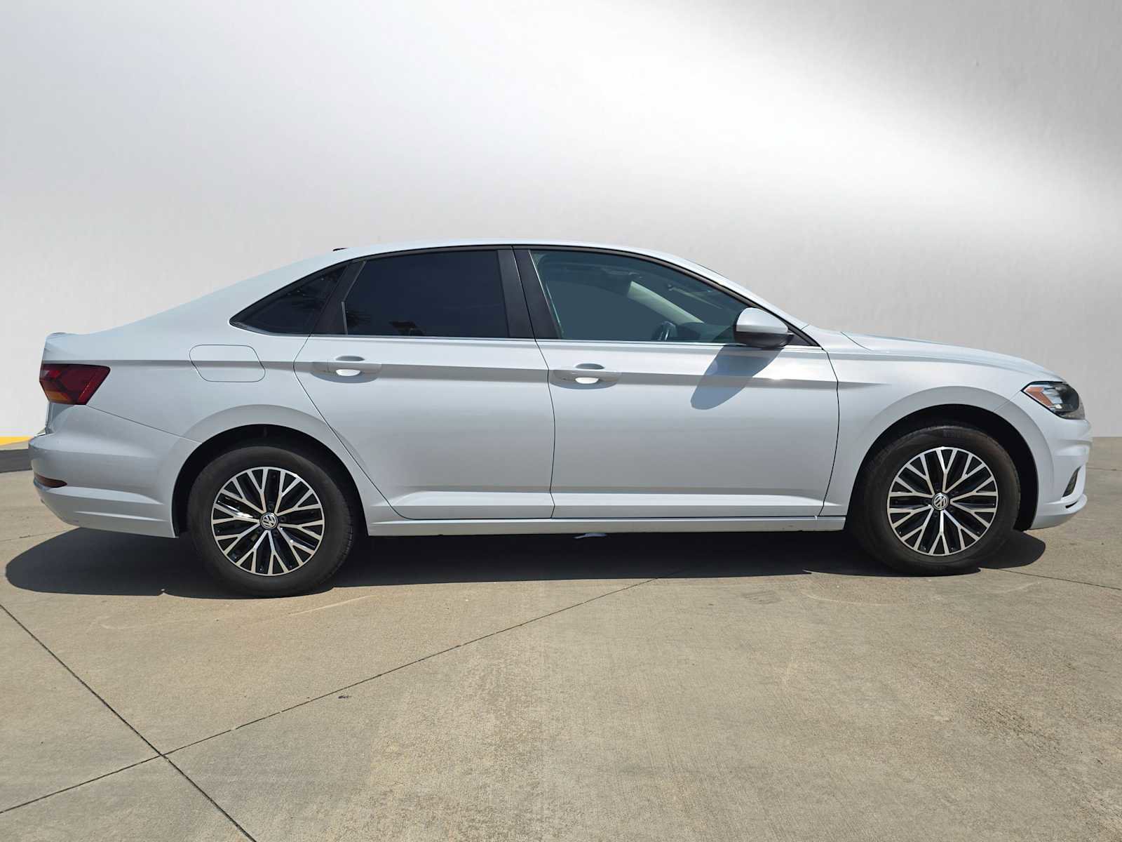 Used 2019 Volkswagen Jetta SE image 2