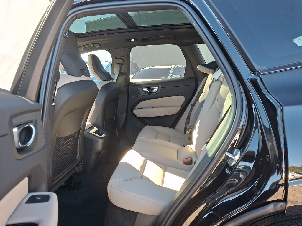 New 2027 Volvo XC60 B5 Plus AWD/4WD image 8