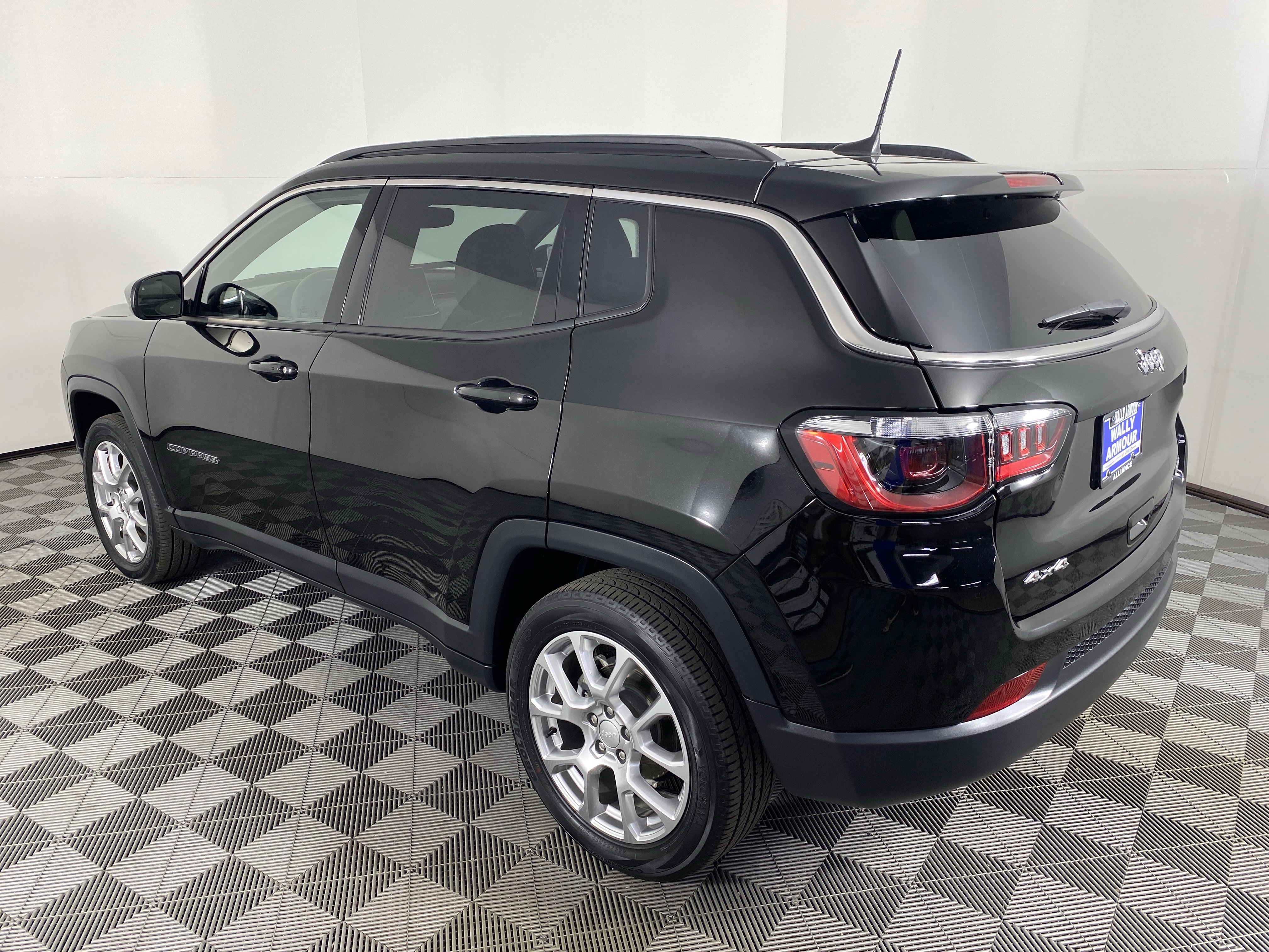 Used 2023 Jeep Compass Latitude AWD/4WD image 9