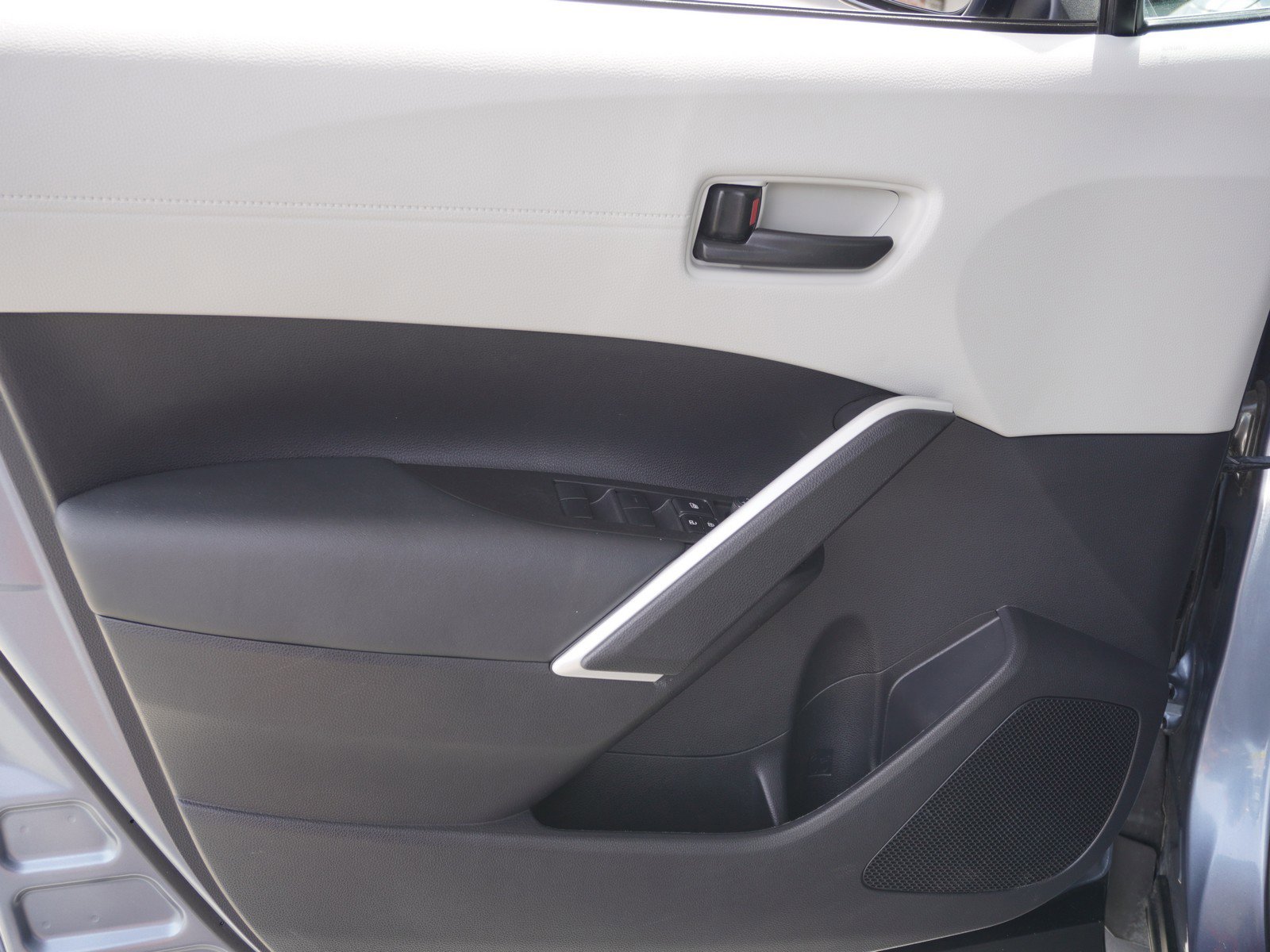 Used 2025 Toyota Corolla Cross L FWD image 16
