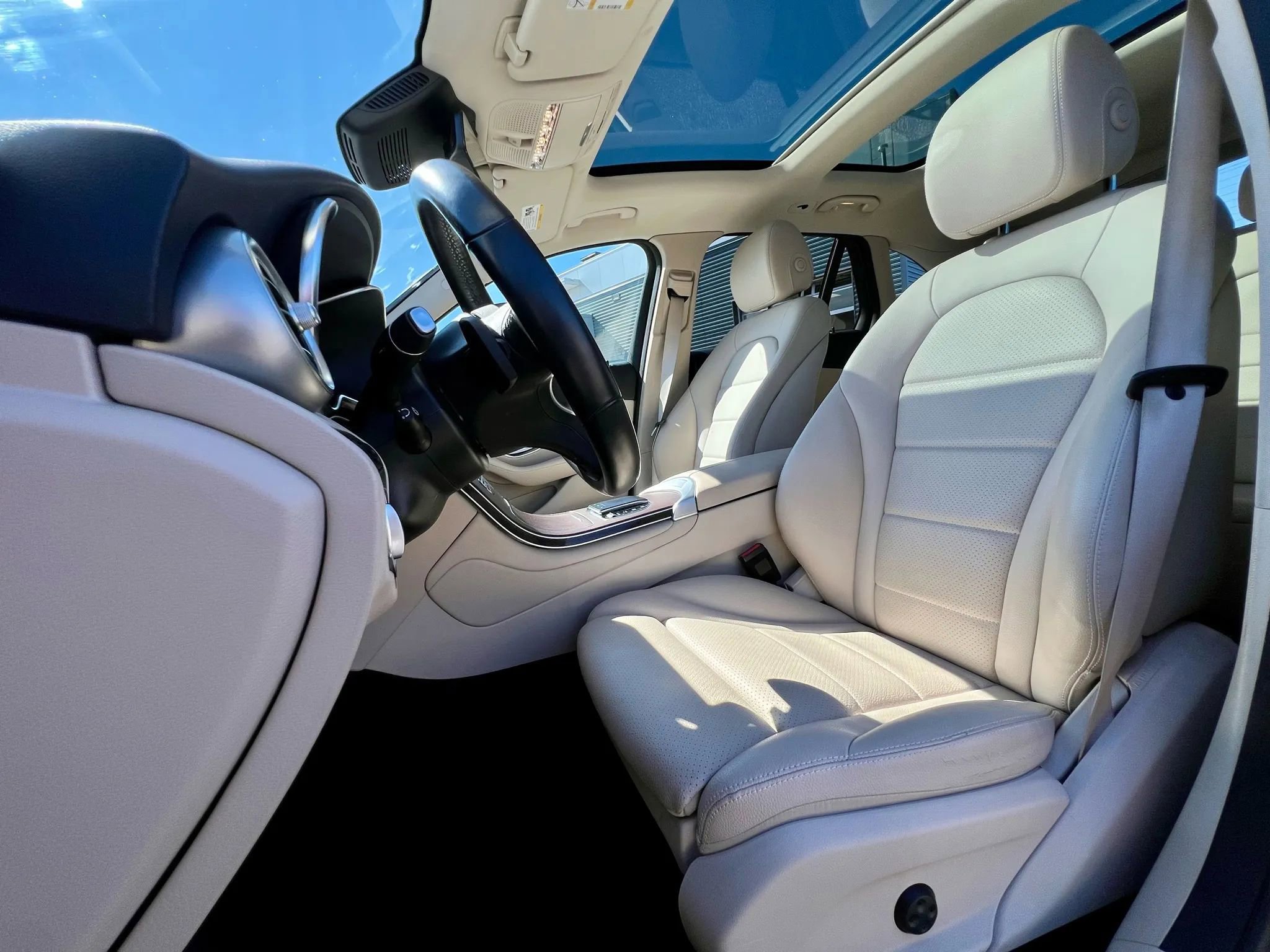 Used 2022 Mercedes-Benz GLC 300 4MATIC w/ Multimedia Package Lite image 22