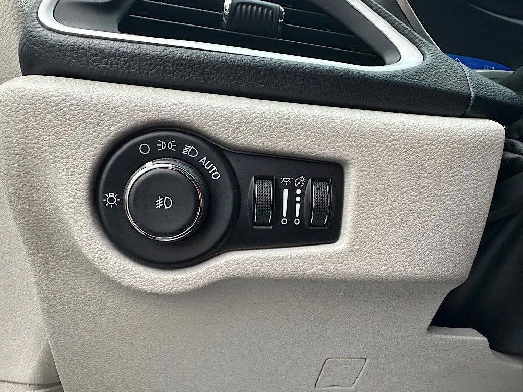 Used 2024 Chrysler Pacifica Select FWD image 20