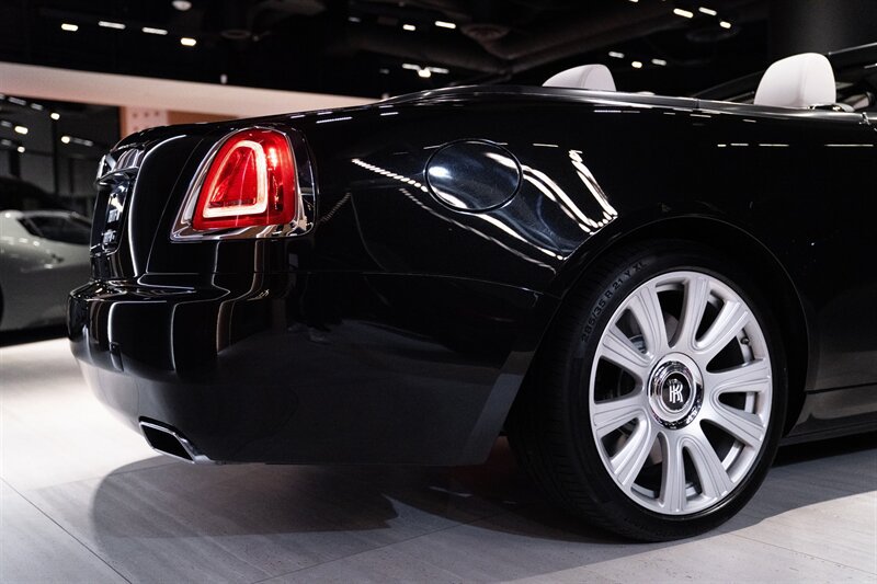 Used 2016 Rolls-Royce Dawn RWD image 33