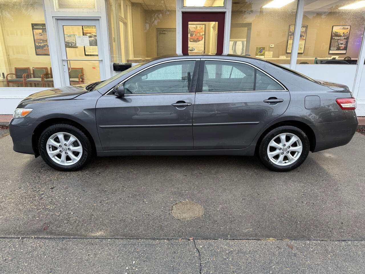 Used 2011 Toyota Camry LE w/ LE Extra-Value Pkg image 1