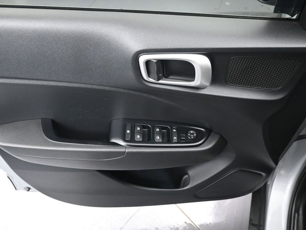 Used 2020 Hyundai Venue SEL image 21