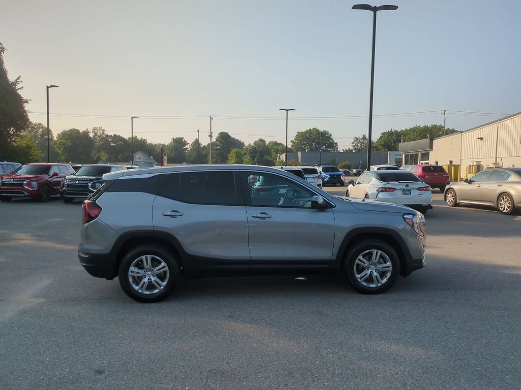 Used 2024 GMC Terrain SLE FWD image 4