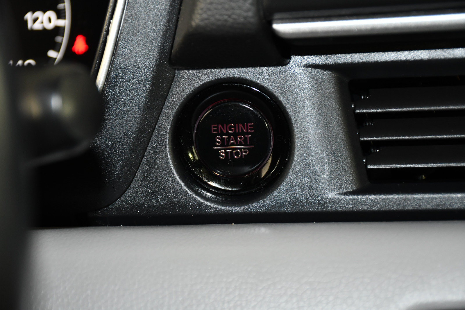 Used 2025 Honda Pilot Touring image 25