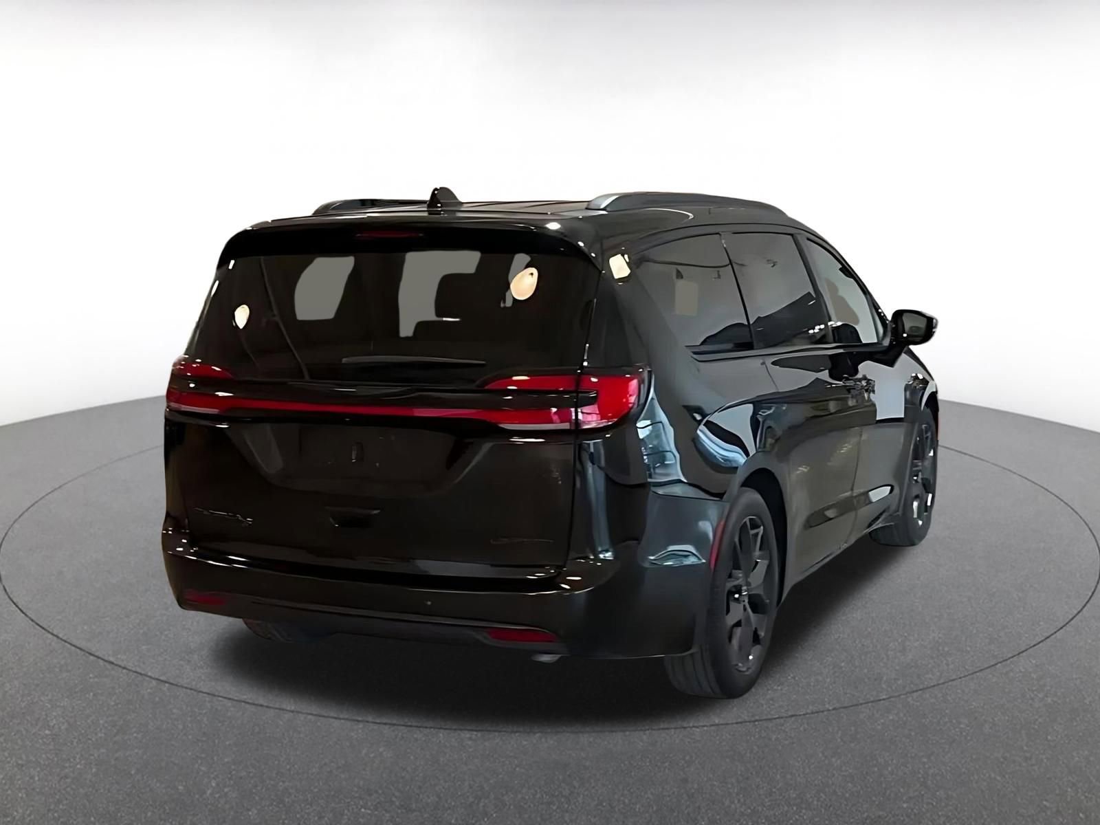 Used 2025 Chrysler Pacifica Limited image 14