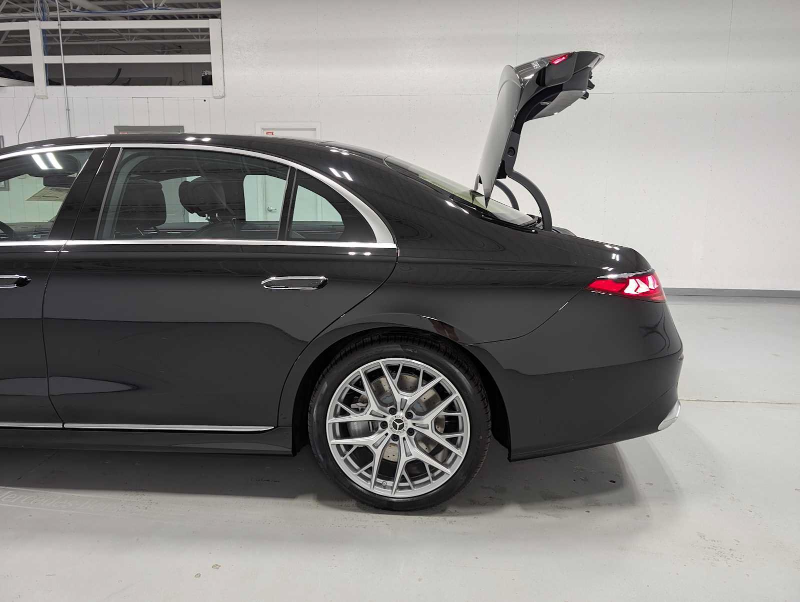 New 2027 Mercedes-Benz S 580 4MATIC Sedan image 9