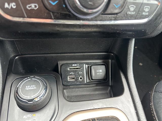 Used 2017 Jeep Cherokee Limited AWD/4WD image 35