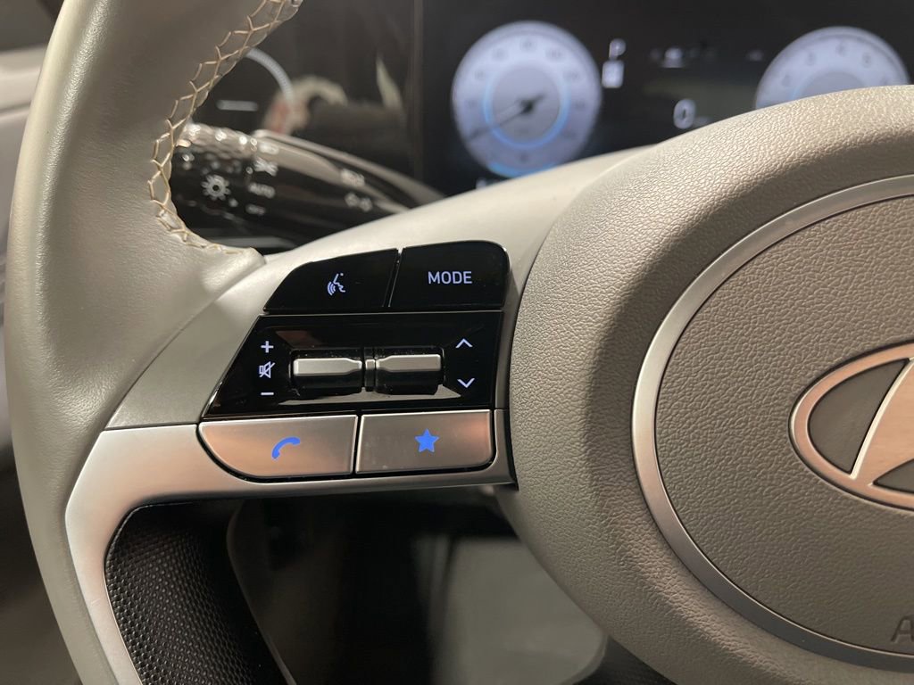 Used 2025 Hyundai Elantra SEL image 21