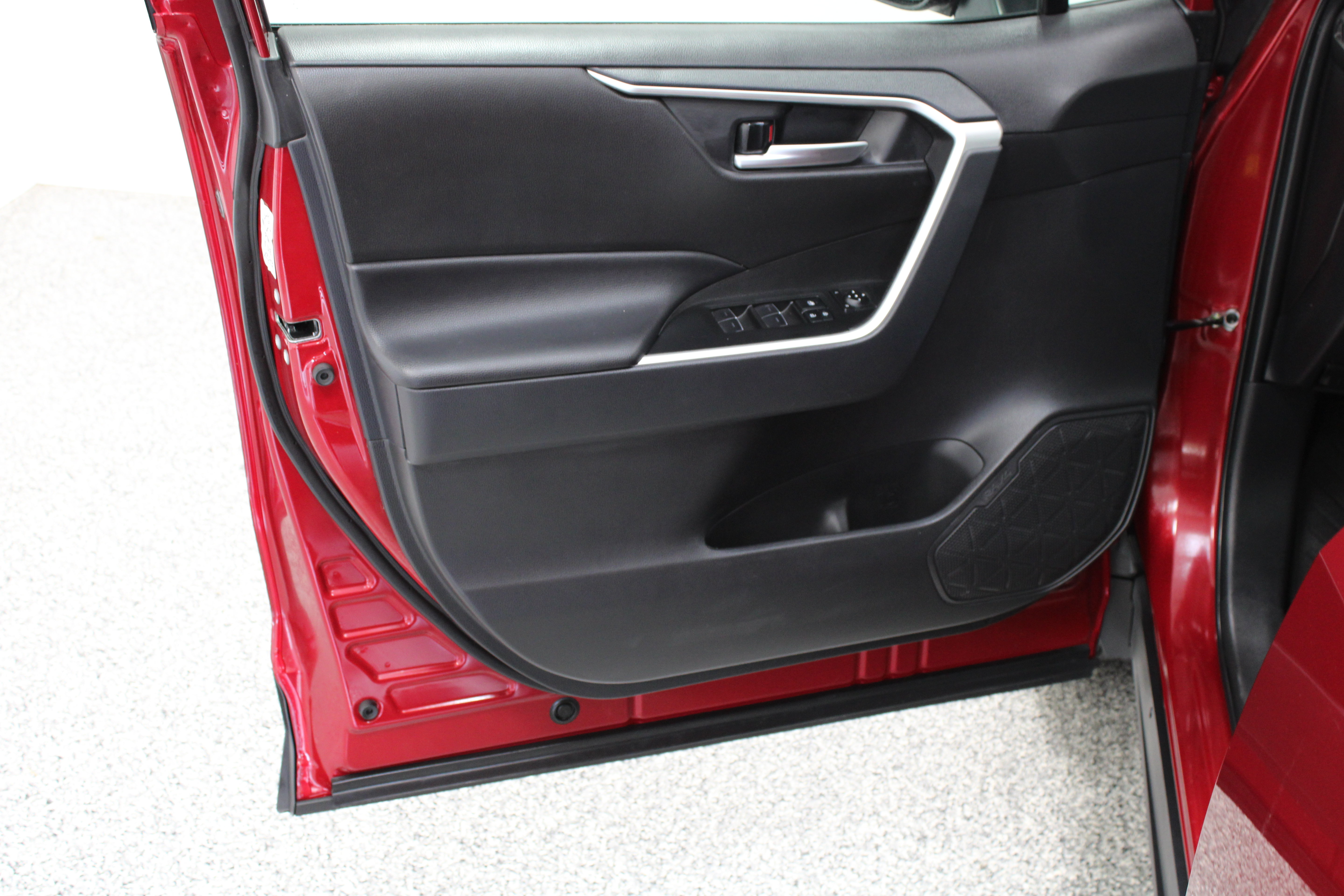 Used 2025 Toyota RAV4 XLE FWD image 12