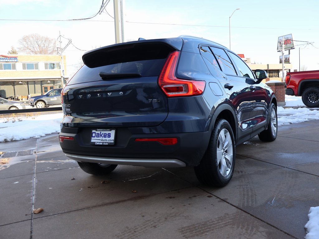 Used 2022 Volvo XC40 T5 Momentum image 7