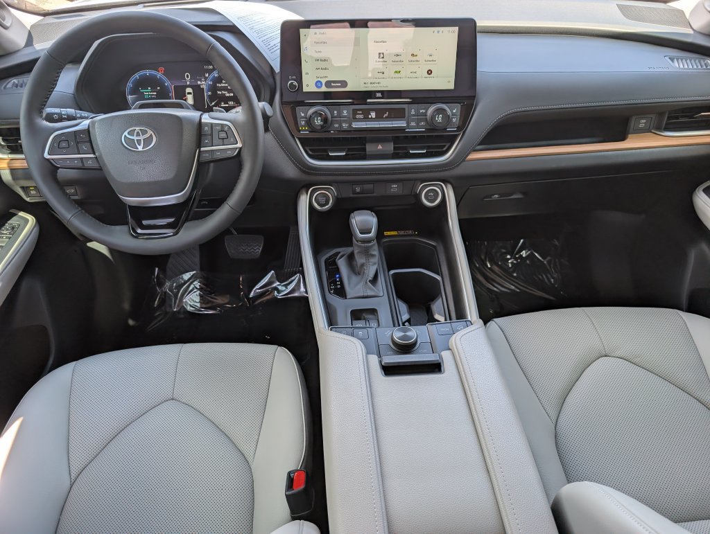 Used 2025 Toyota Grand Highlander AWD image 26