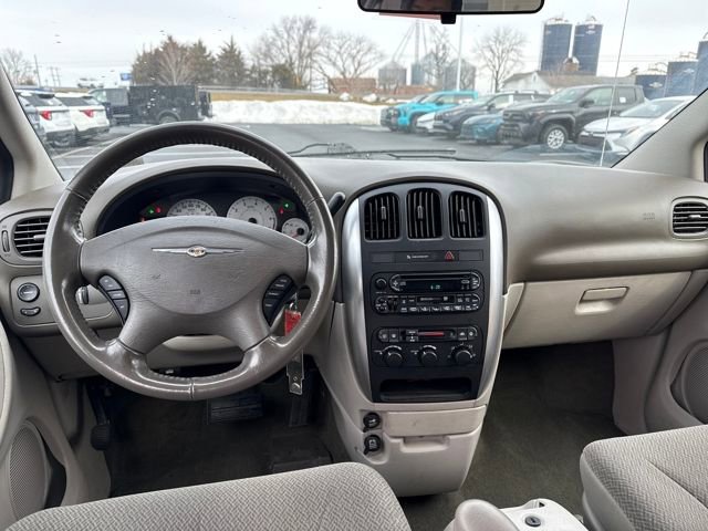 Used 2005 Chrysler Town & Country Touring image 16