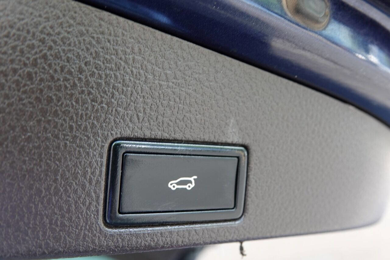 Used 2012 Volkswagen Touareg Sport image 66