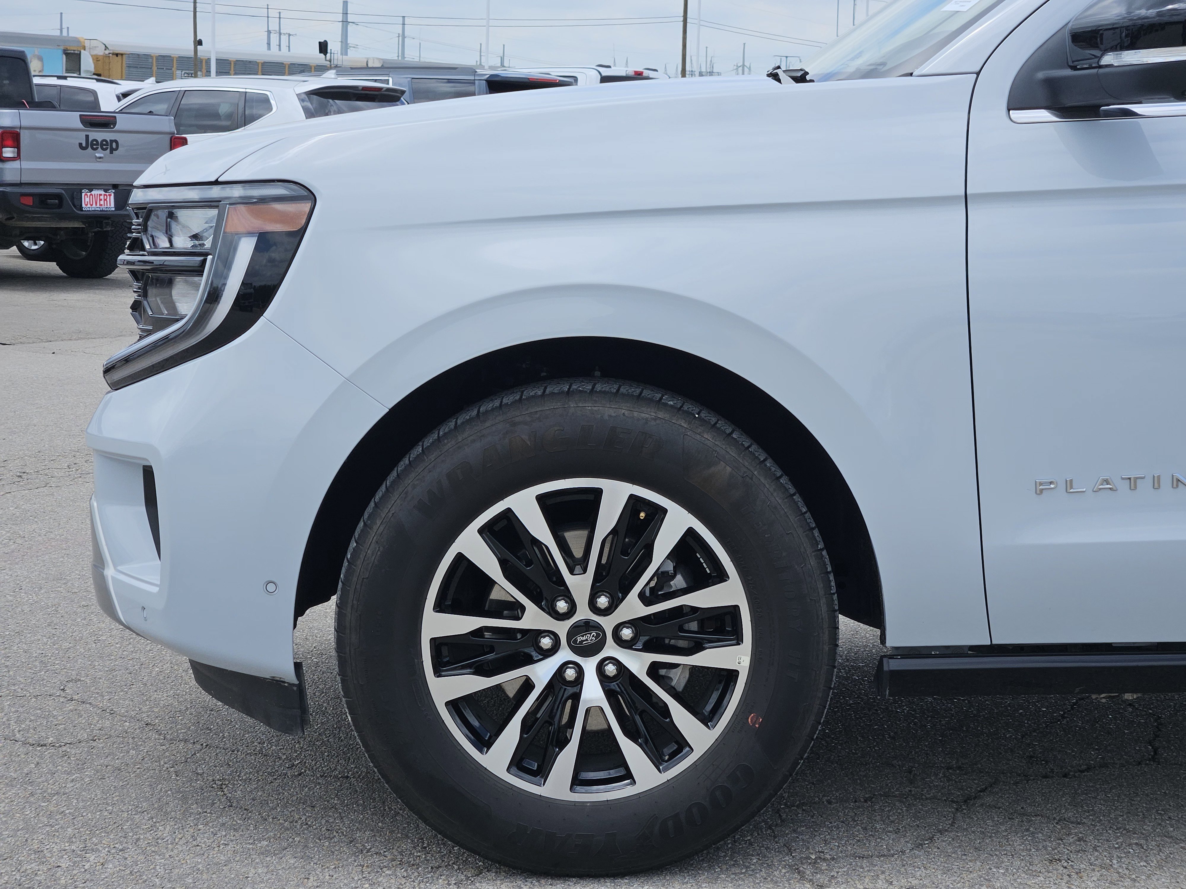 Used 2025 Ford Expedition Platinum AWD/4WD image 9