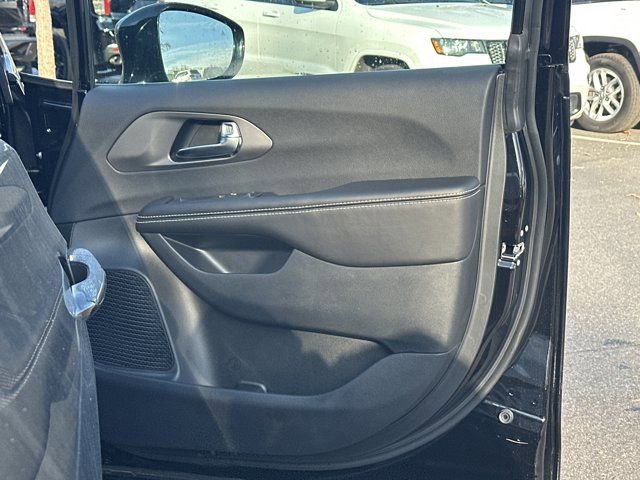 New 2026 Chrysler Pacifica Select image 14