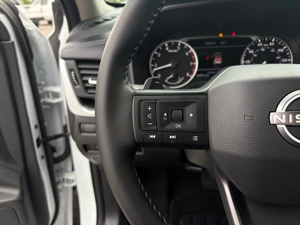 Used 2025 Nissan Rogue SV FWD image 16