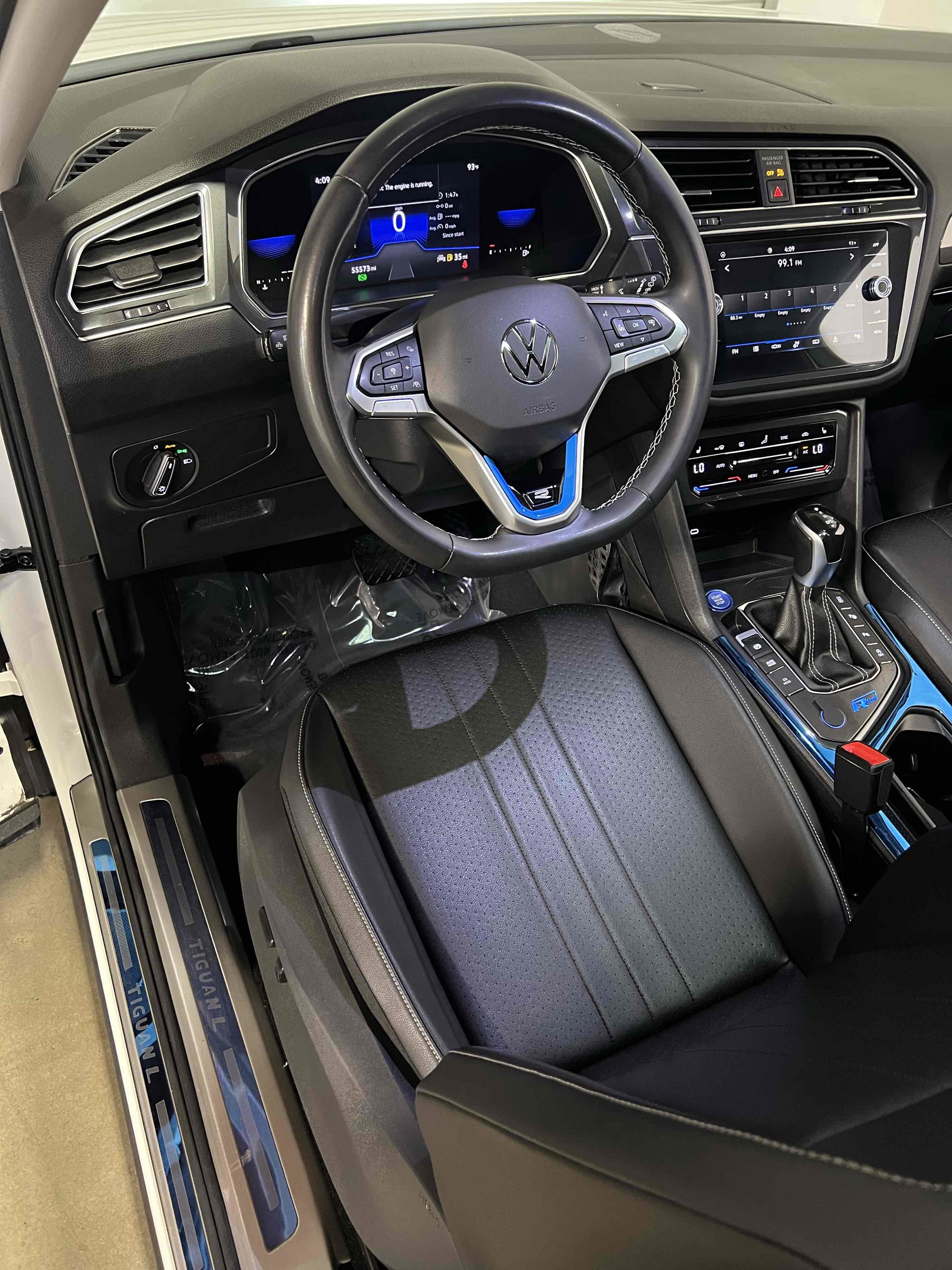 Used 2023 Volkswagen Tiguan SE w/ Panoramic Sunroof Package image 32