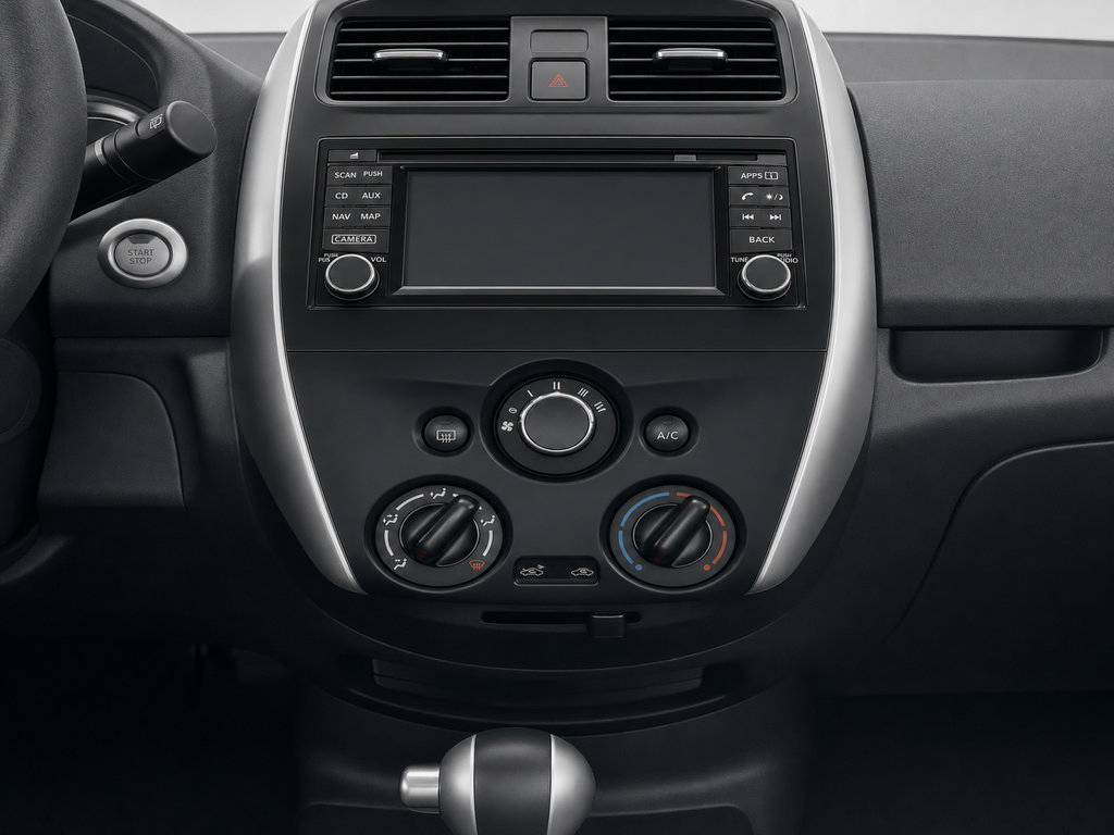 Used 2015 Nissan Versa Note w/ SL Tech Package FWD image 15