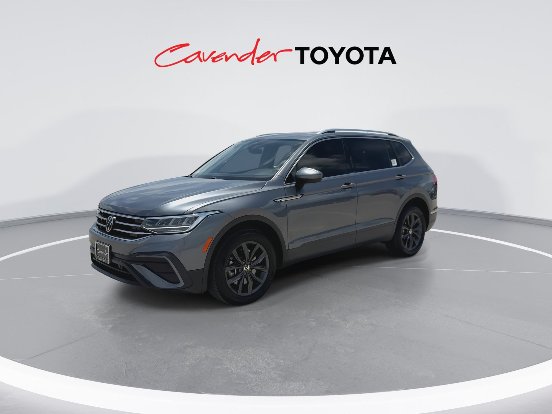 Used 2022 Volkswagen Tiguan SE w/ Panoramic Sunroof Package AWD/4WD image 4
