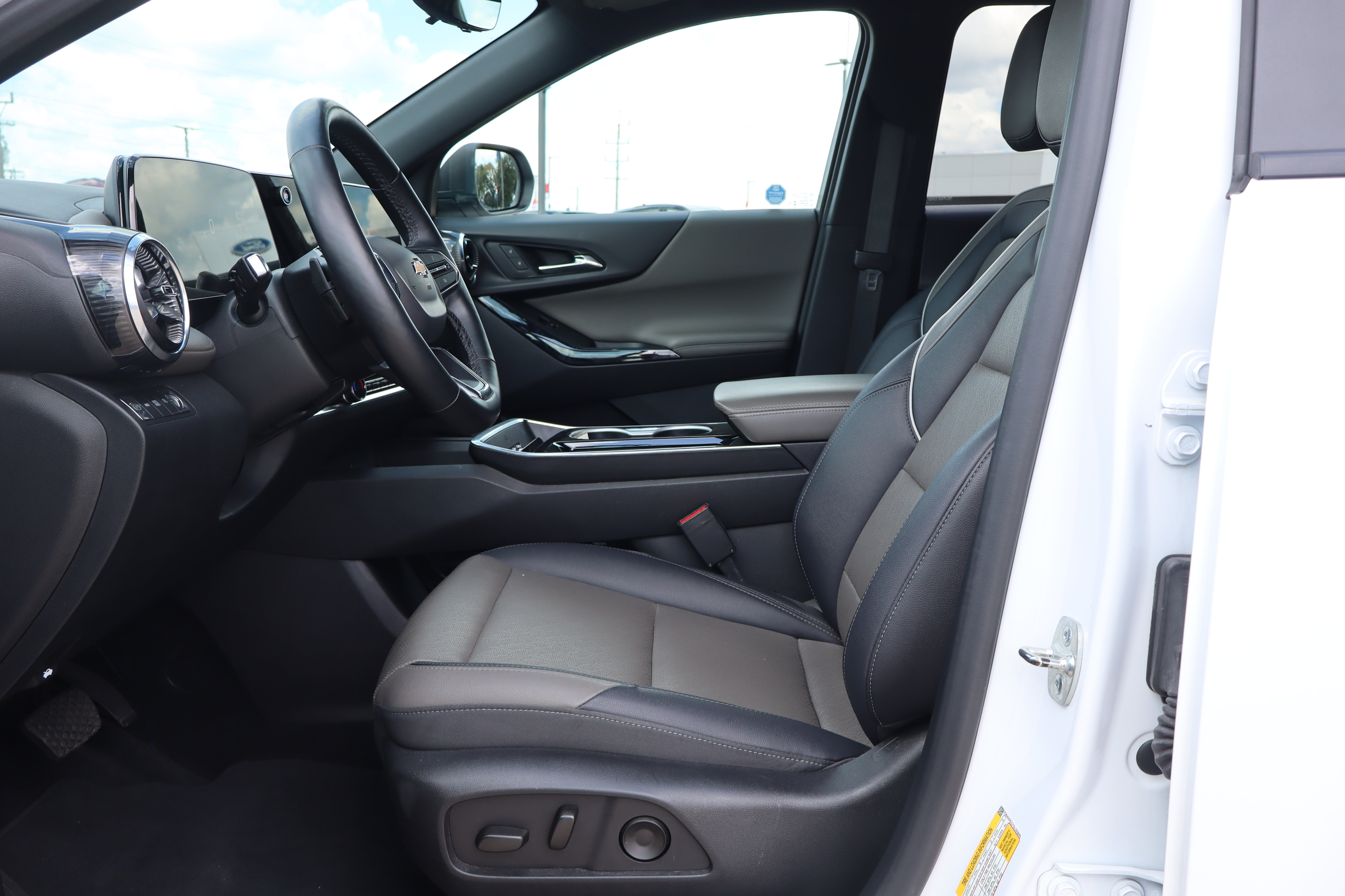 Used 2025 Chevrolet Equinox LT w/ Convenience Package II AWD/4WD image 9