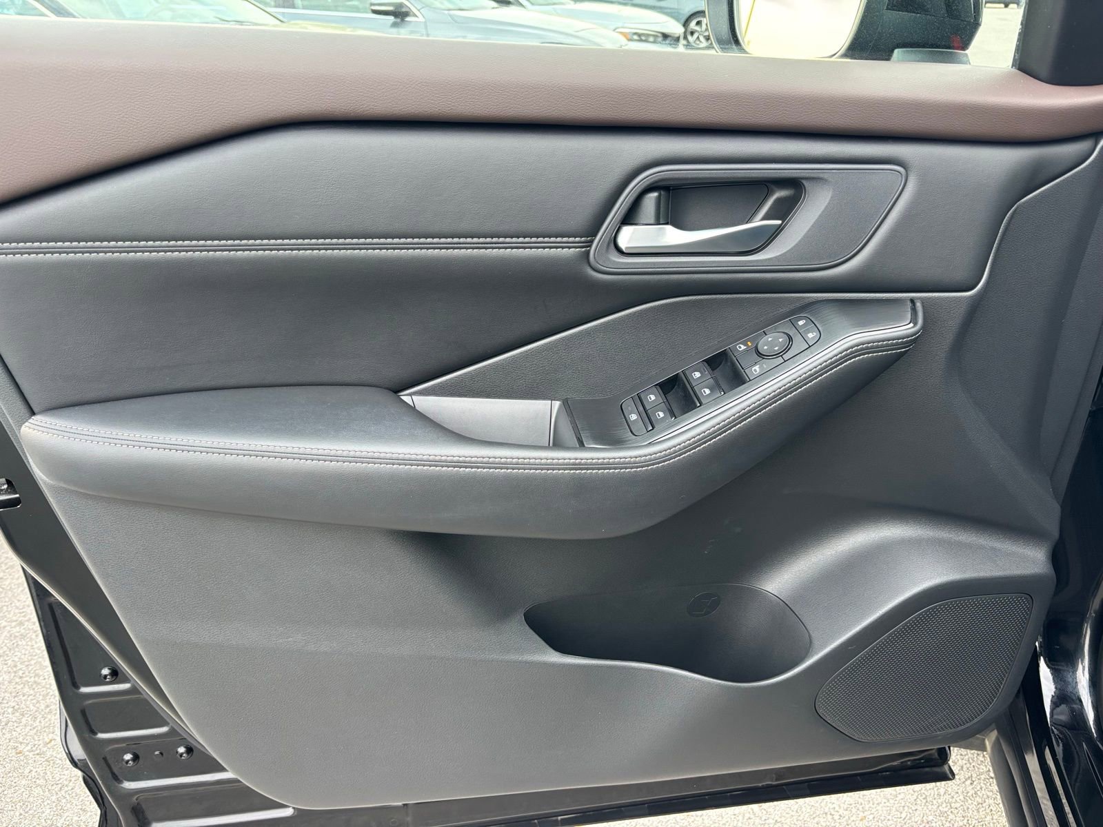 Used 2022 Nissan Rogue SV w/ SV Premium Package image 11
