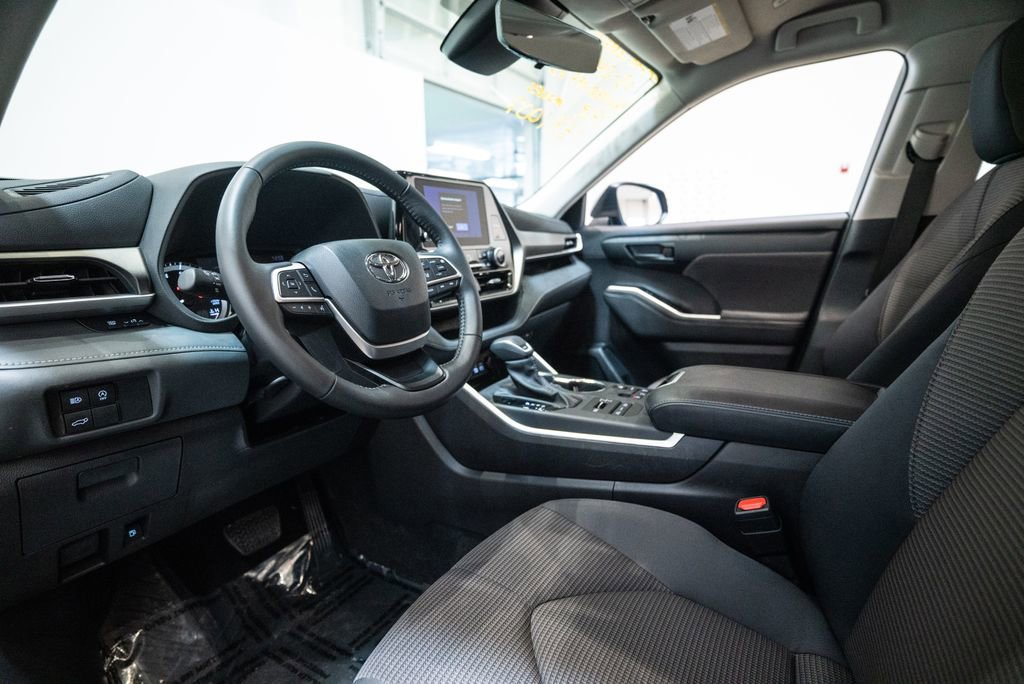 Certified 2025 Toyota Highlander LE image 4