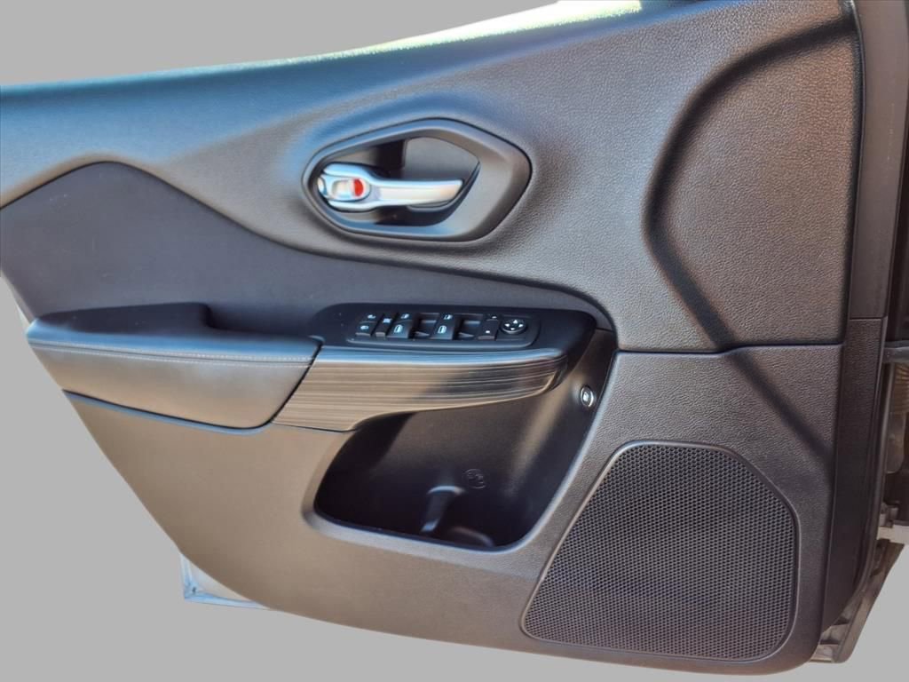 Used 2016 Jeep Cherokee Sport image 15