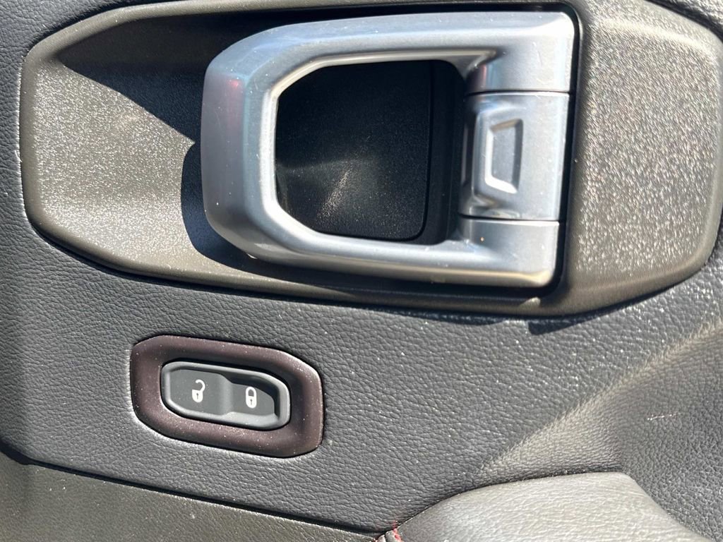 Used 2018 Jeep Wrangler Unlimited Rubicon image 18