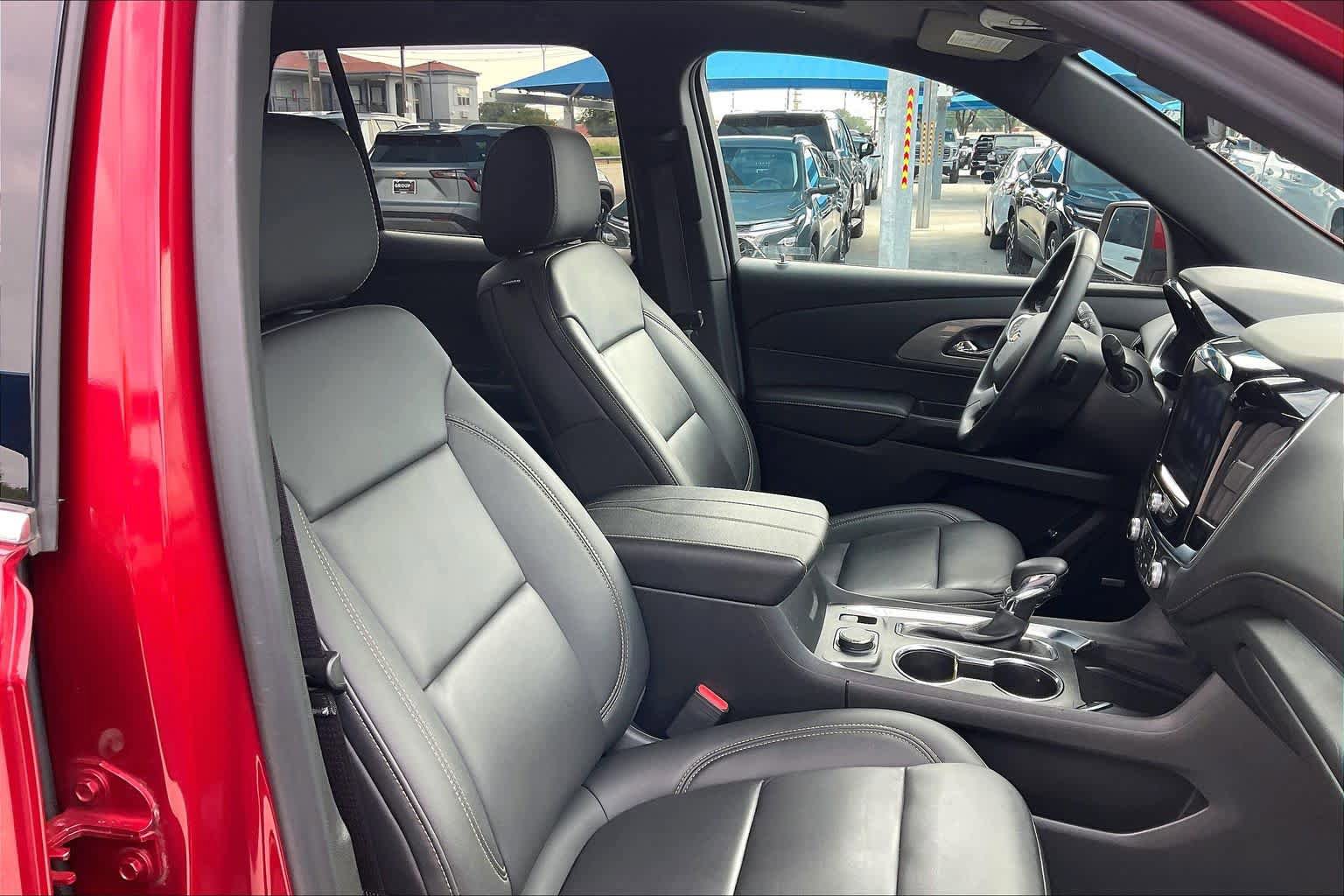 Used 2023 Chevrolet Traverse LT w/ LT Premium Package AWD/4WD image 8