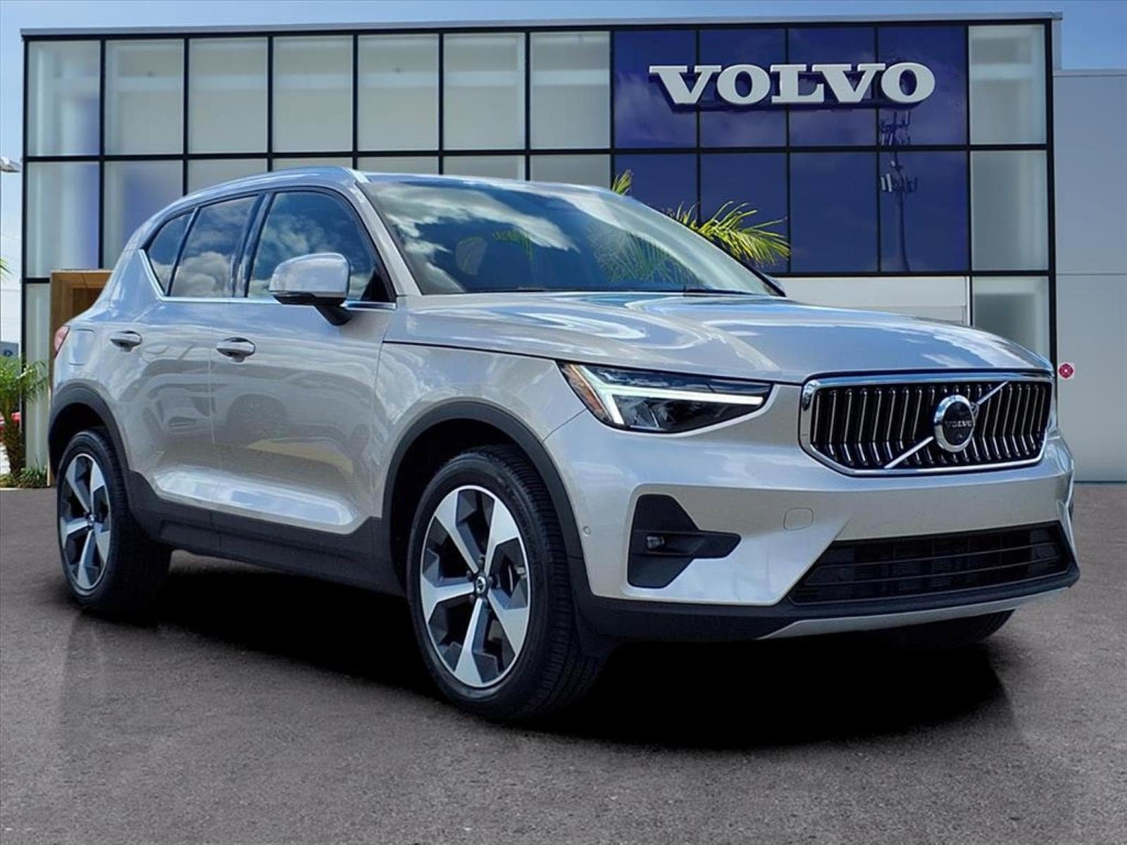 Certified 2023 Volvo XC40 B5 Plus w/ Driver Assist Package AWD/4WD image 1