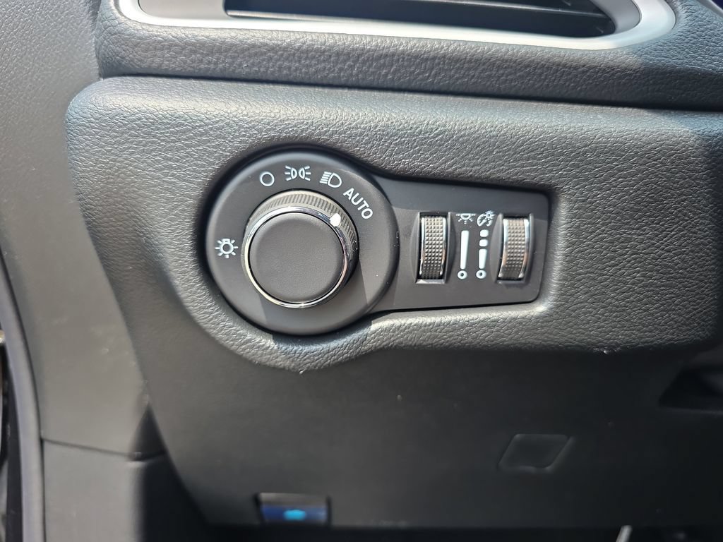 New 2027 Chrysler Pacifica Limited AWD/4WD image 30