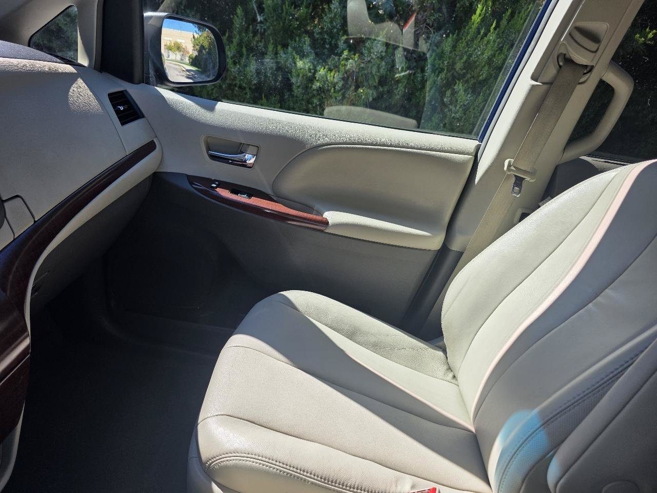 Used 2012 Toyota Sienna XLE FWD image 19