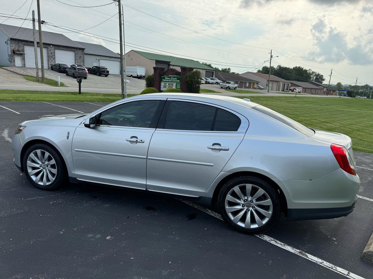 Used 2014 Lincoln MKS FWD image 5