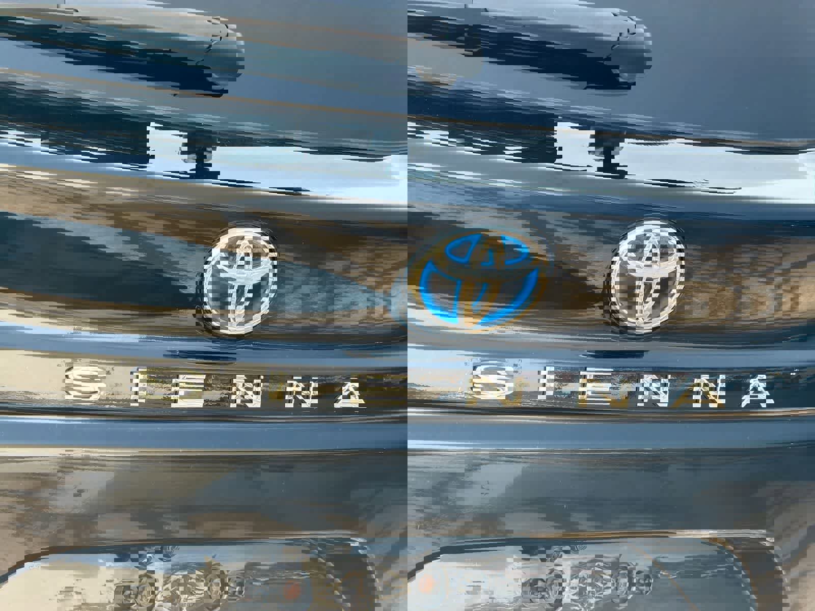 Used 2022 Toyota Sienna Platinum image 13